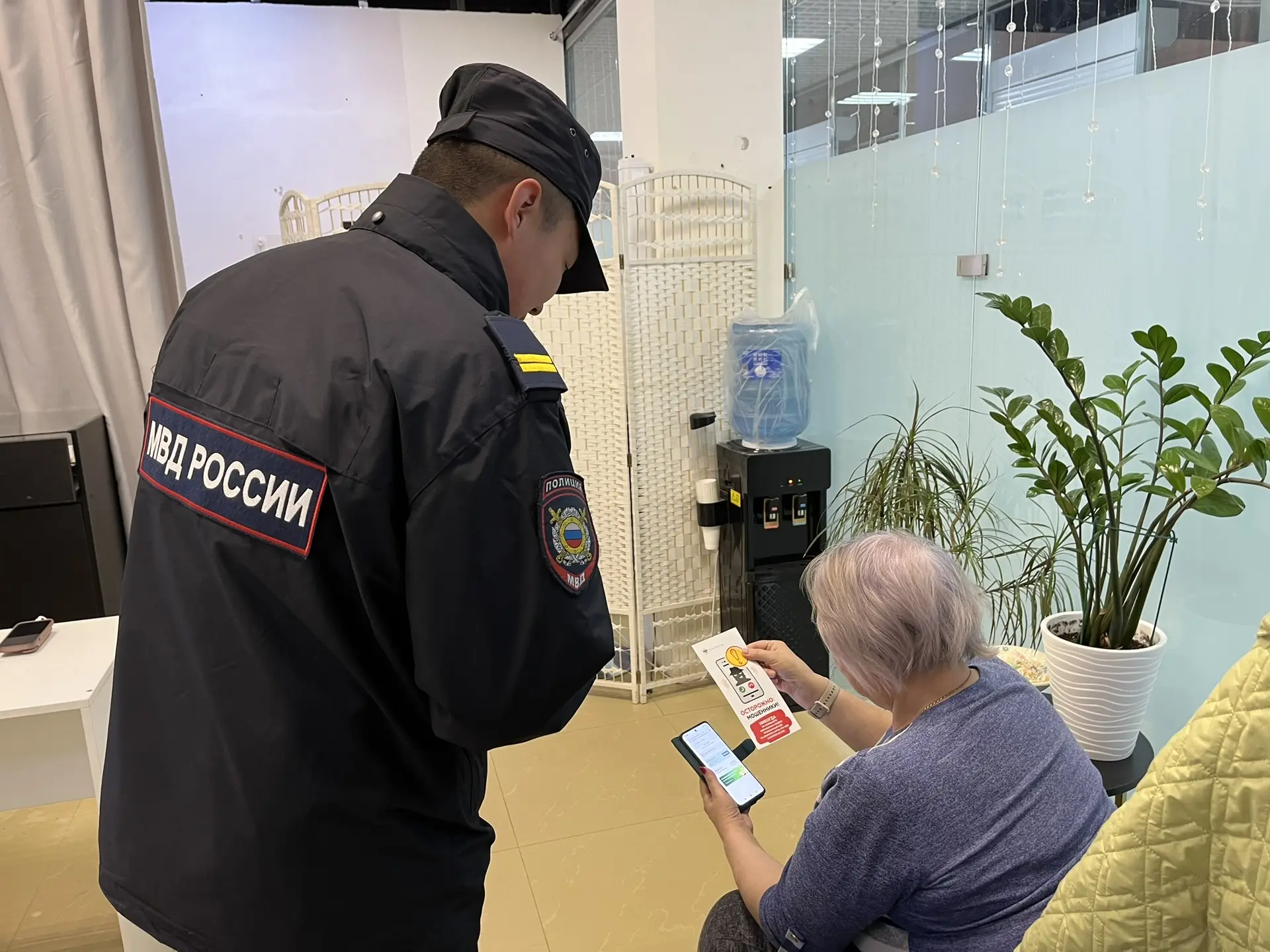 В Якутии полицейские предостерегают граждан от действий дистанционных мошенников В Якутии полицейские предостерегают граждан от действий дистанционных мошенников