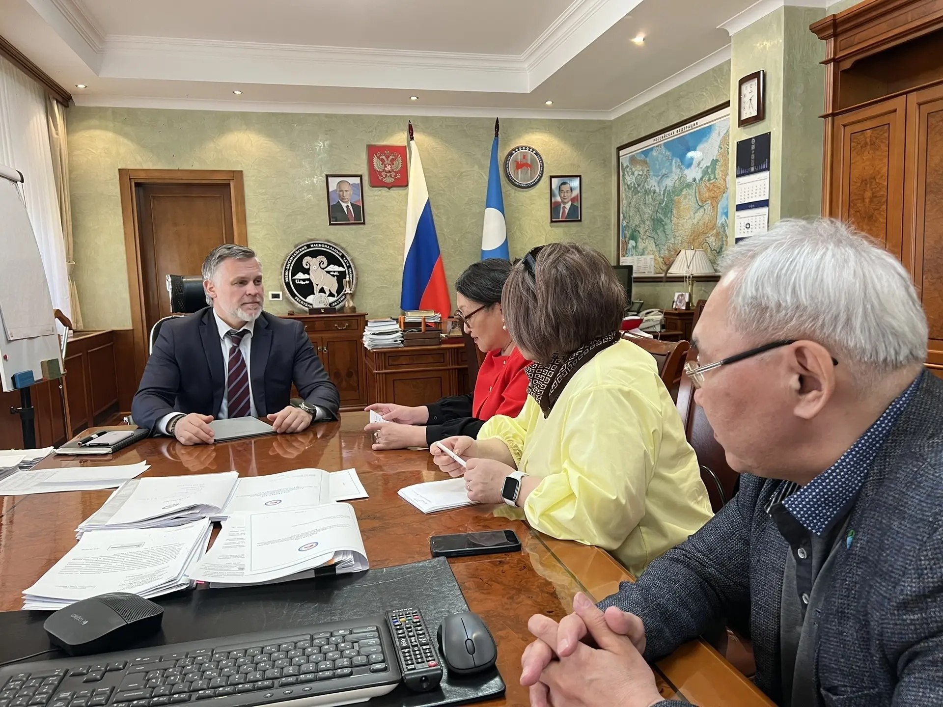 Кирилл Бычков: Сегодня продолжаю встречаться с главами районов, приехавшими на Х съезд Совета муниципальных образований Якутии Кирилл Бычков: Сегодня продолжаю встречаться с главами районов, приехавшими на Х съезд Совета муниципальных образований Якутии