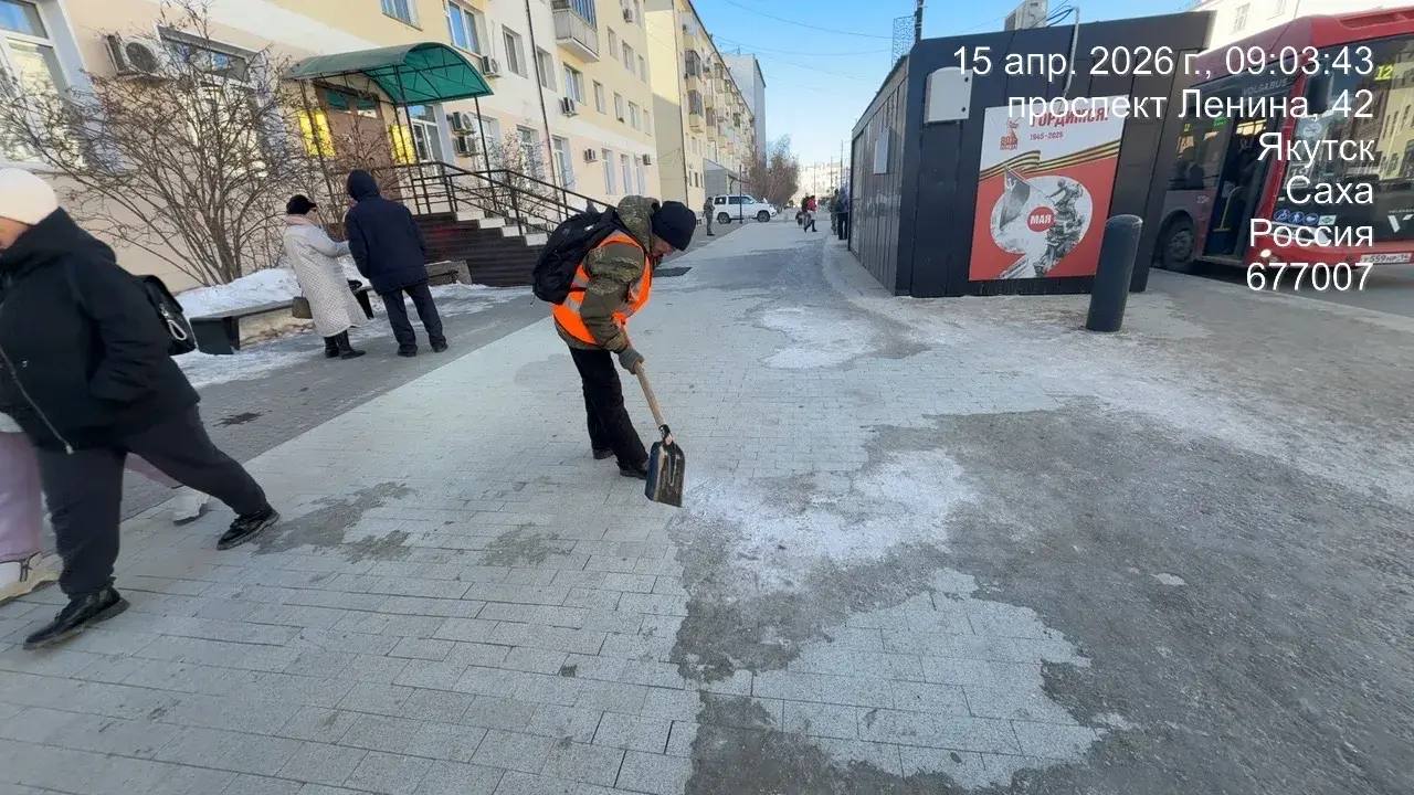 Очистка тротуаров от наледи, пр. Ленина Очистка тротуаров от наледи, пр. Ленина