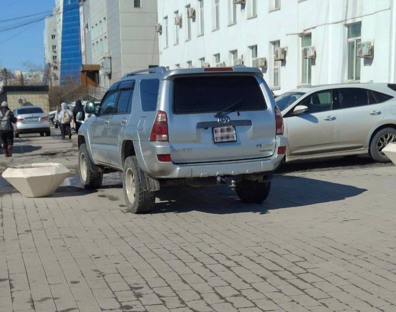 В ходе мониторинга сети Интернет была выявлена публикация, где водитель автомобиля «Toyota Hilux Surf» совершил остановку транспортного средства на тротуаре
