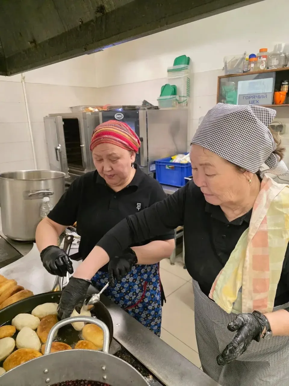 Коллектив Саха театра доставил гуманитарную помощь в московские госпитали