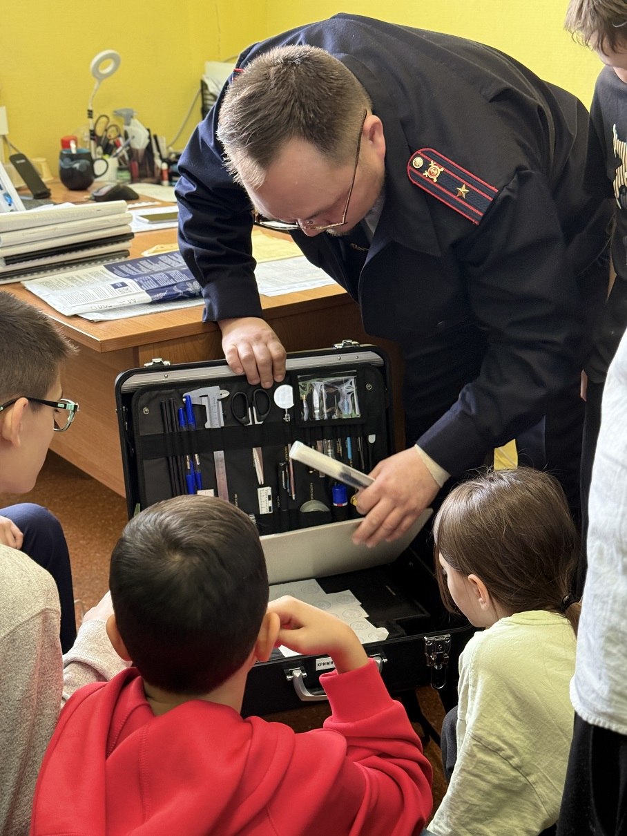 В мире закона и порядка: дети заглянули в закулисье полицейских будней В мире закона и порядка: дети заглянули в закулисье полицейских будней