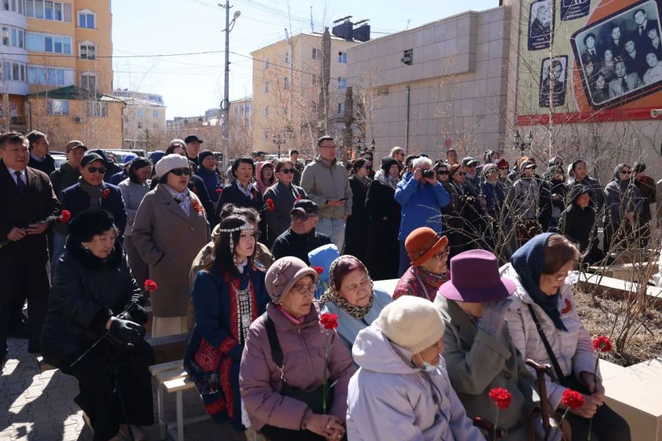 Традиционно, в преддверии Дня радио и Дня Победы в Великой Отечественной войне, в Центральном избирательном округе вместе с Главой Республики Саха Айсеном Николаевым мы возлагаем цветы к памятнику Николаю Кондакову, который... Традиционно, в преддверии Дня радио и Дня Победы в Великой Отечественной войне, в Центральном избирательном округе вместе с Главой Республики Саха Айсеном Николаевым мы возлагаем цветы к памятнику Николаю Кондакову, который...