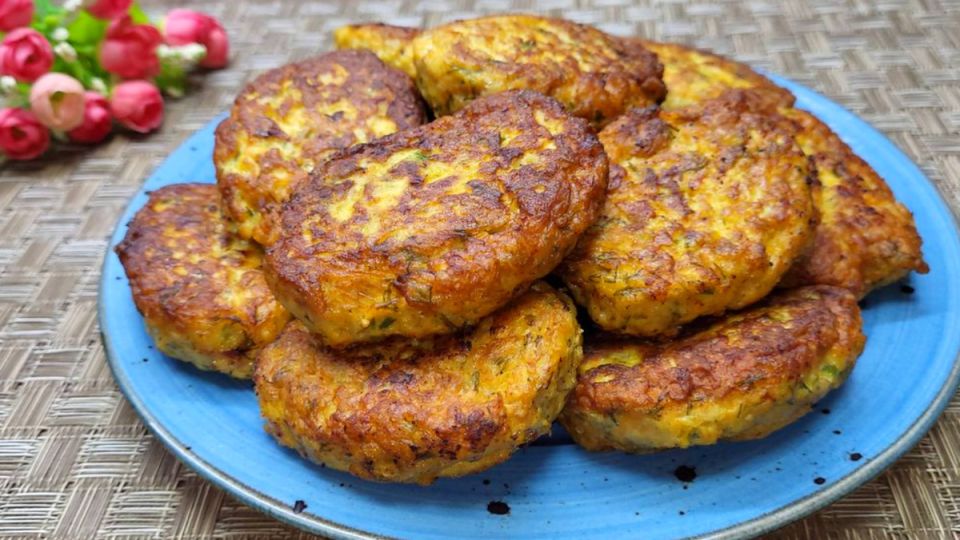 Приготовьте ароматные котлеты из куриного фарша и моркови за 10 минут!