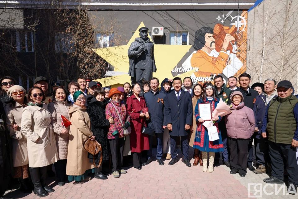 Традиционно, в преддверии Дня радио и Дня Победы в Великой Отечественной войне, в Центральном избирательном округе вместе с Главой Республики Саха Айсеном Николаевым мы возлагаем цветы к памятнику Николаю Кондакову, который... Традиционно, в преддверии Дня радио и Дня Победы в Великой Отечественной войне, в Центральном избирательном округе вместе с Главой Республики Саха Айсеном Николаевым мы возлагаем цветы к памятнику Николаю Кондакову, который...