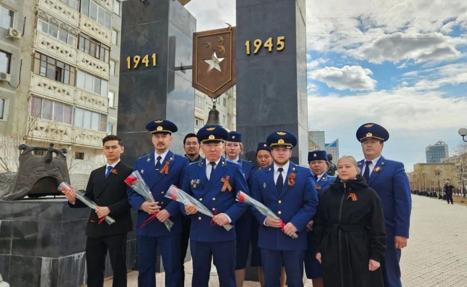 Коллектив Якутской транспортной прокуратуры почтил память павших в Великой Отечественной войне Коллектив Якутской транспортной прокуратуры почтил память павших в Великой Отечественной войне