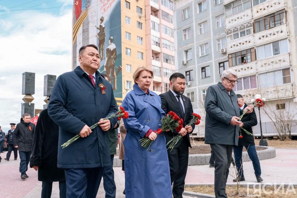 Якутяне возложили цветы к мемориальному комплексу «Солдат Туймаады»