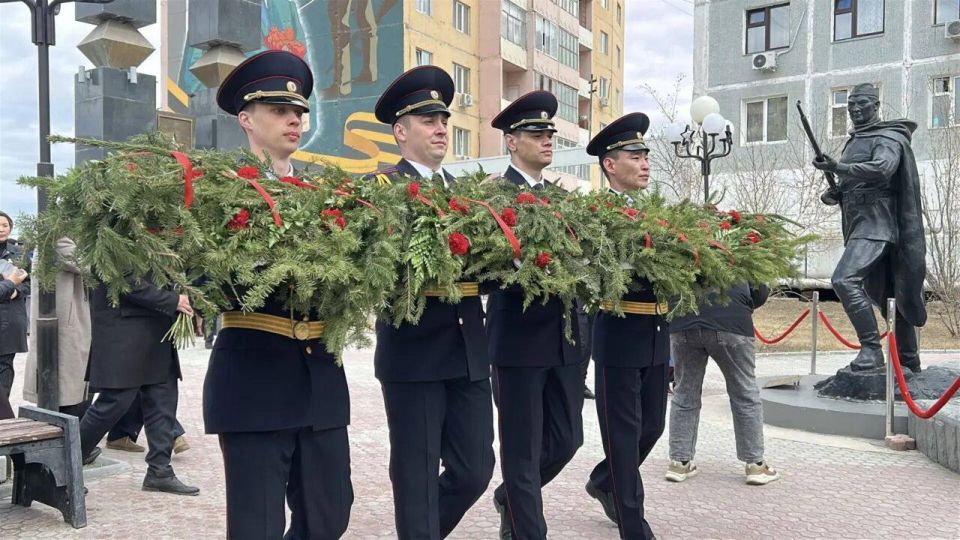 В Якутске возложили цветы к мемориалу «Солдат Туймаады» В Якутске возложили цветы к мемориалу «Солдат Туймаады»