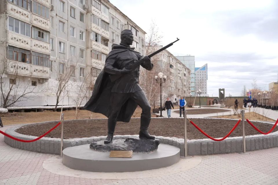 В полдень 7 мая, с участием ветеранов, членов правительства республики, депутатов, жителей города Якутска, общественности, возложили цветы к мемориалу «Солдаты Туймаады» и памятнику Якутскому снайперу В полдень 7 мая, с участием ветеранов, членов правительства республики, депутатов, жителей города Якутска, общественности, возложили цветы к мемориалу «Солдаты Туймаады» и памятнику Якутскому снайперу