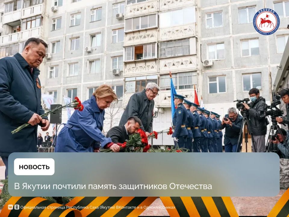 Заместитель Председателя Правительства Республики Саха (Якутия) Ольга Балабкина сегодня, 7 мая, возложила цветы к памятнику якутского снайпера и мемориальному комплексу «Солдат Туймаады» в Якутске