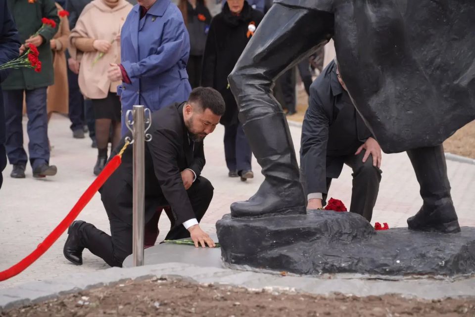 В полдень 7 мая, с участием ветеранов, членов правительства республики, депутатов, жителей города Якутска, общественности, возложили цветы к мемориалу «Солдаты Туймаады» и памятнику Якутскому снайперу В полдень 7 мая, с участием ветеранов, членов правительства республики, депутатов, жителей города Якутска, общественности, возложили цветы к мемориалу «Солдаты Туймаады» и памятнику Якутскому снайперу