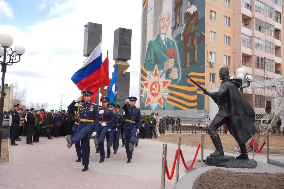 В полдень 7 мая, с участием ветеранов, членов правительства республики, депутатов, жителей города Якутска, общественности, возложили цветы к мемориалу «Солдаты Туймаады» и памятнику Якутскому снайперу В полдень 7 мая, с участием ветеранов, членов правительства республики, депутатов, жителей города Якутска, общественности, возложили цветы к мемориалу «Солдаты Туймаады» и памятнику Якутскому снайперу