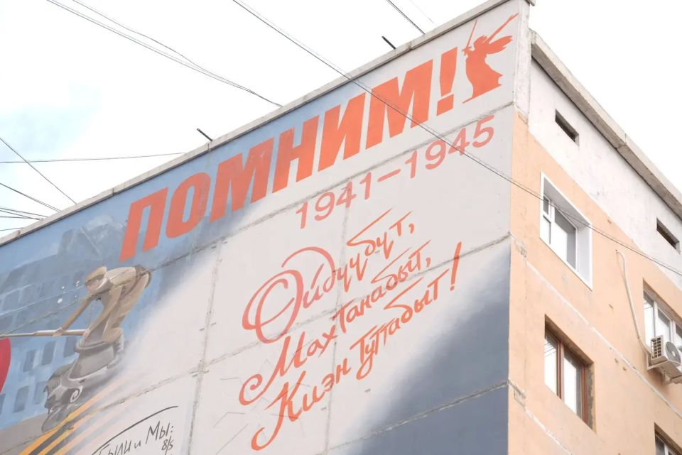 В полдень 7 мая, с участием ветеранов, членов правительства республики, депутатов, жителей города Якутска, общественности, возложили цветы к мемориалу «Солдаты Туймаады» и памятнику Якутскому снайперу