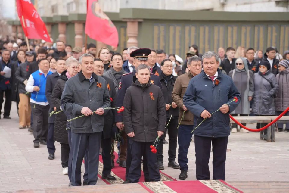 В полдень 7 мая, с участием ветеранов, членов правительства республики, депутатов, жителей города Якутска, общественности, возложили цветы к мемориалу «Солдаты Туймаады» и памятнику Якутскому снайперу В полдень 7 мая, с участием ветеранов, членов правительства республики, депутатов, жителей города Якутска, общественности, возложили цветы к мемориалу «Солдаты Туймаады» и памятнику Якутскому снайперу