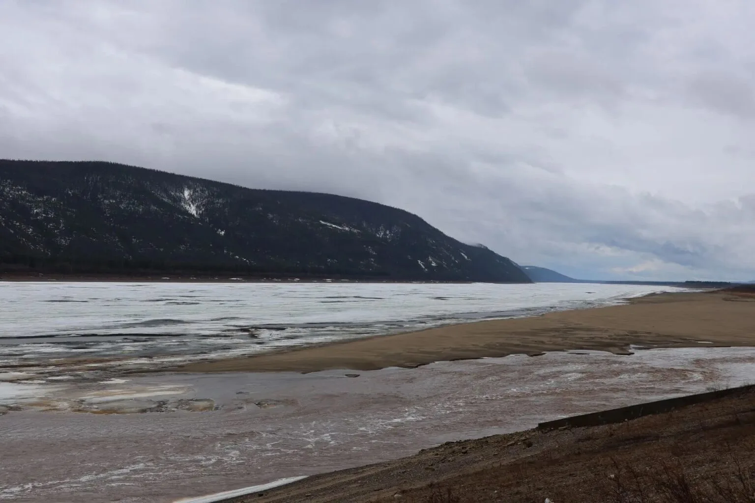 Эвакуированы 37 граждан из двух сел Мирнинского района из-за подъема воды в реке Малая Ботуобуя