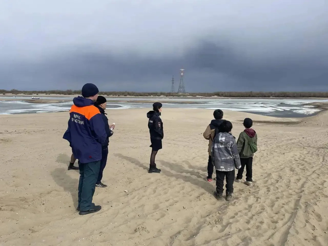 Транспортные полицейские Якутии провели профилактический рейд вблизи водоемов с участием несовершеннолетних