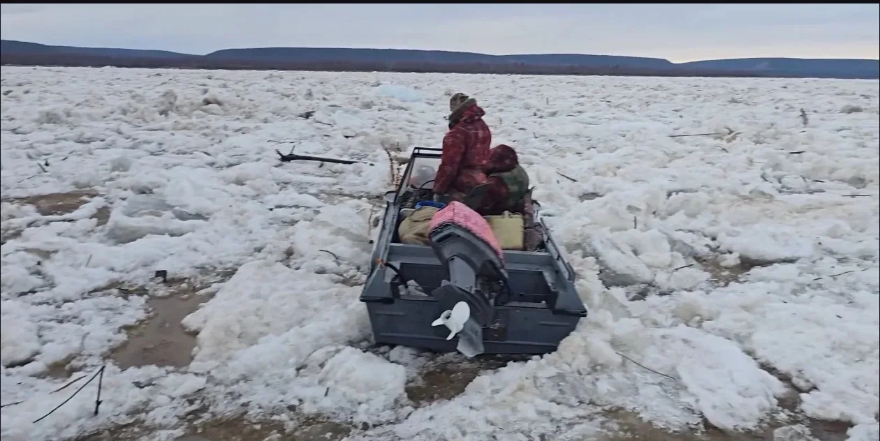 Семь человек застряли во льдах на Лене в Якутии