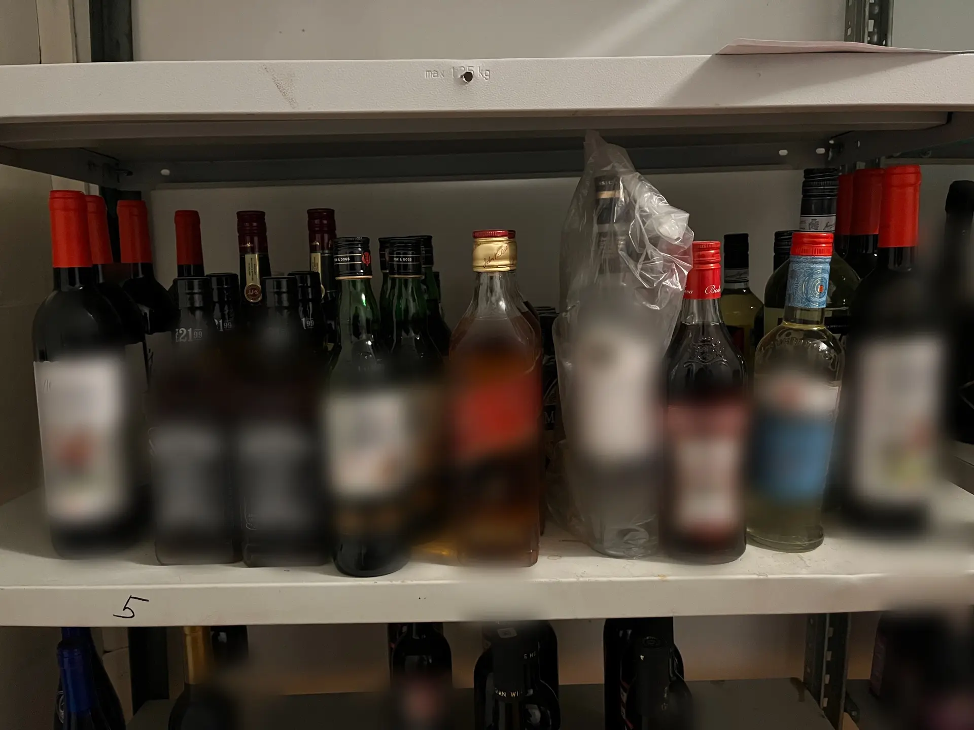 В Якутске полицейские пресекли деятельность подпольного магазина доставки алкоголя
