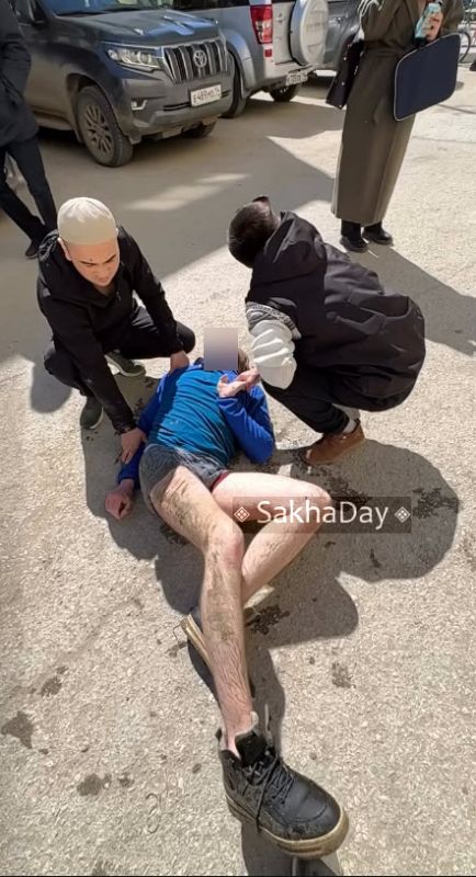 Мужчина повредил несколько авто во дворе Якутска