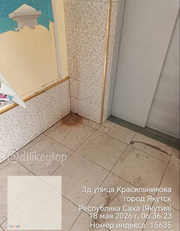Две женщины устроили ночлег под лестницей на 1 этаже на Красильникова, 3/2 Две женщины устроили ночлег под лестницей на 1 этаже на Красильникова, 3/2