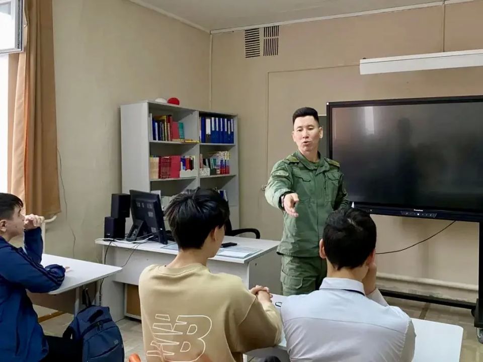 Открытый диалог. В Покровской средней общеобразовательной школе №2 с углубленным изучением отдельных предметов состоялась встреча с руководителем Центрального межрайонного следственного отдела СУ СК России по Республике Саха...