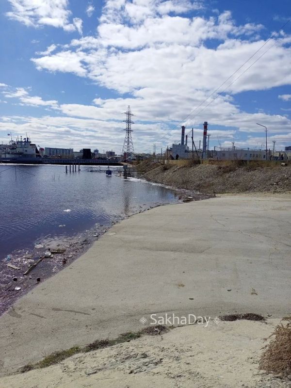 Уровень воды сегодня у речпорта Якутска Уровень воды сегодня у речпорта Якутска