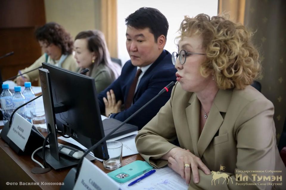 Цифры, которые тревожат. С основным докладом на Круглом столе комитета по охране здоровья Парламента Якутии выступила заместитель министра здравоохранения, кандидат медицинских наук Любовь Бурнашева Цифры, которые тревожат. С основным докладом на Круглом столе комитета по охране здоровья Парламента Якутии выступила заместитель министра здравоохранения, кандидат медицинских наук Любовь Бурнашева