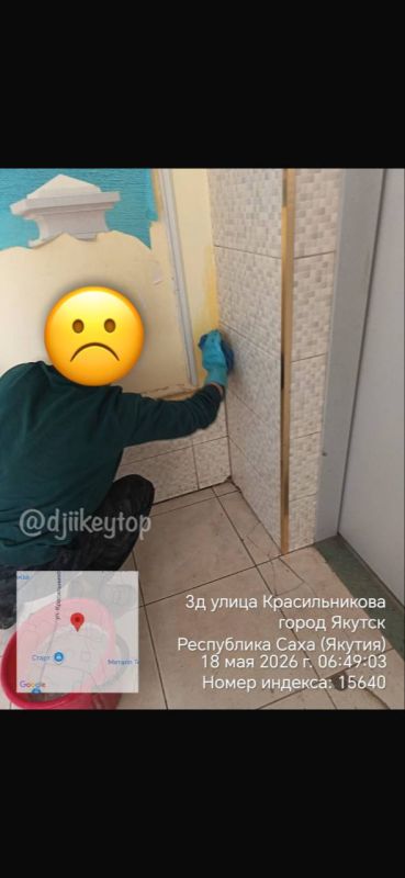 Две женщины устроили ночлег под лестницей на 1 этаже на Красильникова, 3/2 Две женщины устроили ночлег под лестницей на 1 этаже на Красильникова, 3/2