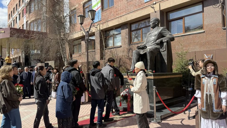 В Якутске почтили память Василия Никифорова-Кюлюмнюр в честь 160-летия со дня рождения В Якутске почтили память Василия Никифорова-Кюлюмнюр в честь 160-летия со дня рождения