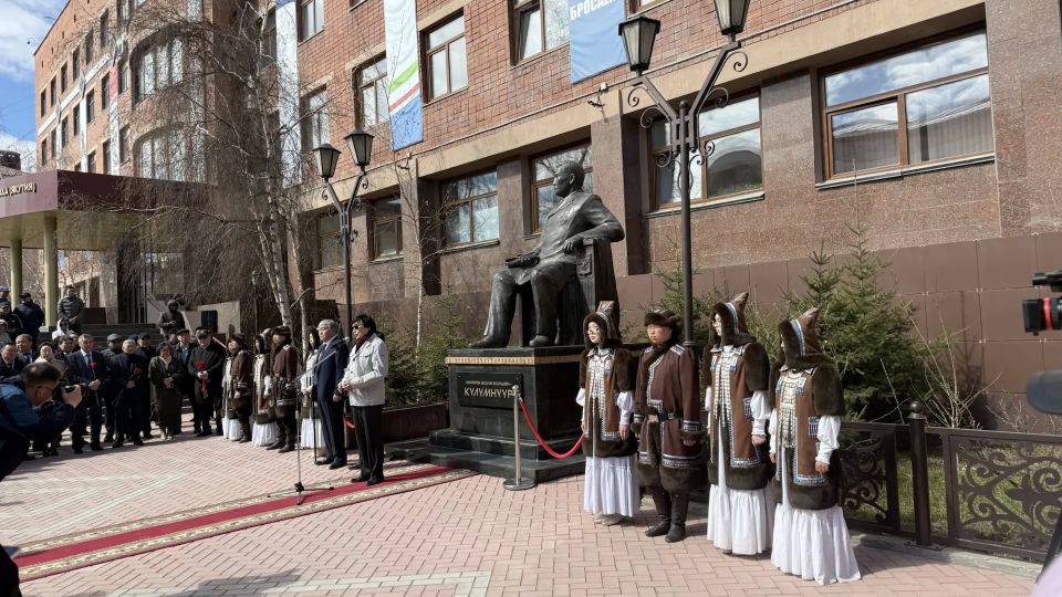 В Якутске почтили память Василия Никифорова-Кюлюмнюр в честь 160-летия со дня рождения В Якутске почтили память Василия Никифорова-Кюлюмнюр в честь 160-летия со дня рождения