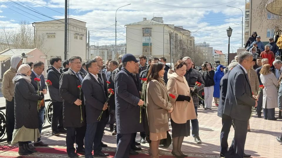 В Якутске почтили память Василия Никифорова-Кюлюмнюр в честь 160-летия со дня рождения В Якутске почтили память Василия Никифорова-Кюлюмнюр в честь 160-летия со дня рождения