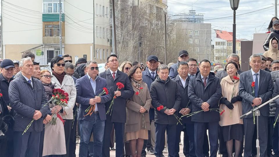 В Якутске почтили память Василия Никифорова-Кюлюмнюр в честь 160-летия со дня рождения В Якутске почтили память Василия Никифорова-Кюлюмнюр в честь 160-летия со дня рождения