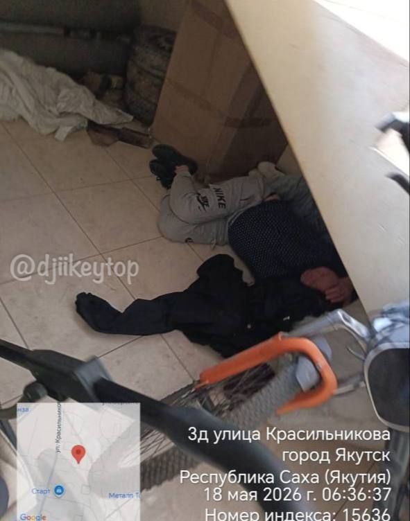 Две женщины устроили ночлег под лестницей на 1 этаже на Красильникова, 3/2