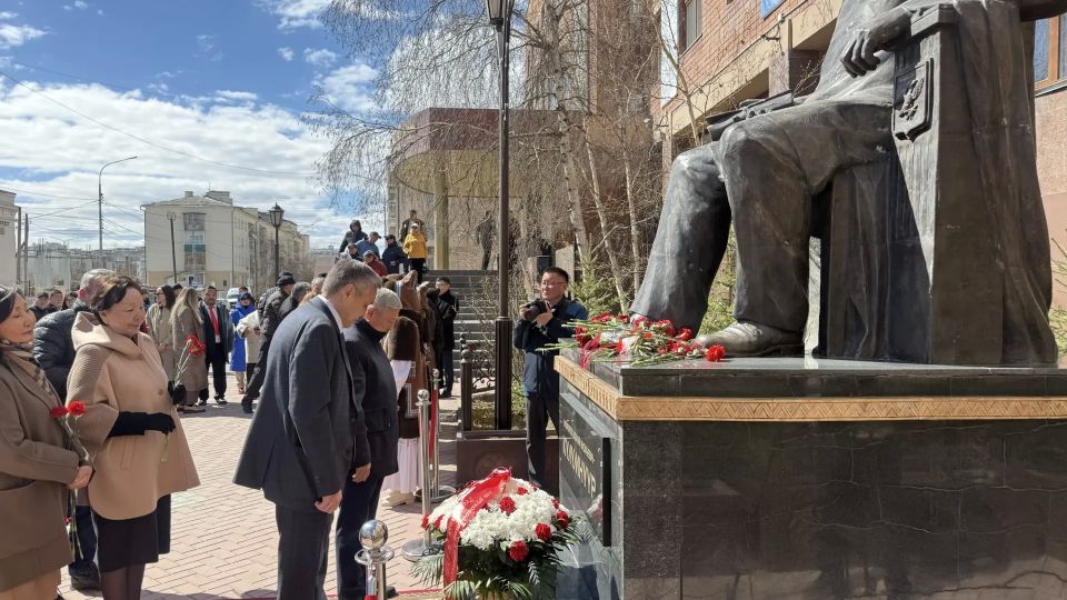 В Якутске почтили память Василия Никифорова-Кюлюмнюр в честь 160-летия со дня рождения В Якутске почтили память Василия Никифорова-Кюлюмнюр в честь 160-летия со дня рождения