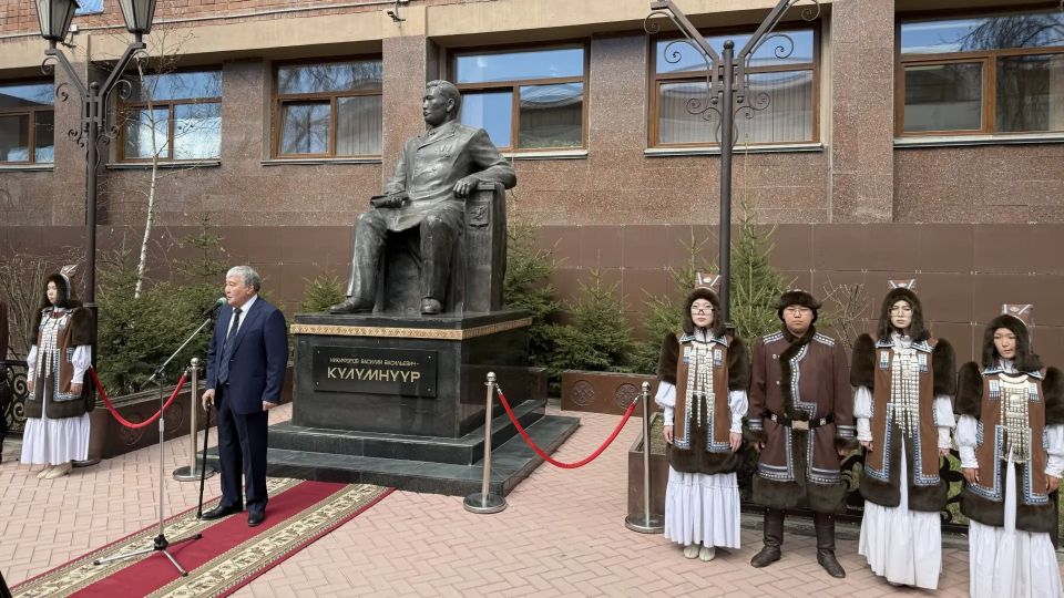 В Якутске почтили память Василия Никифорова-Кюлюмнюр в честь 160-летия со дня рождения В Якутске почтили память Василия Никифорова-Кюлюмнюр в честь 160-летия со дня рождения