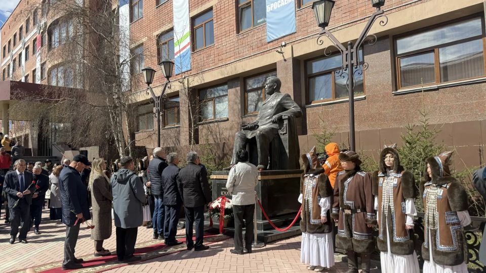 В Якутске почтили память Василия Никифорова-Кюлюмнюр в честь 160-летия со дня рождения В Якутске почтили память Василия Никифорова-Кюлюмнюр в честь 160-летия со дня рождения