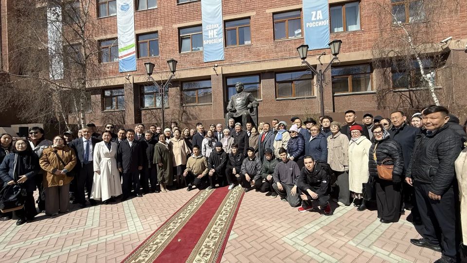 В Якутске почтили память Василия Никифорова-Кюлюмнюр в честь 160-летия со дня рождения В Якутске почтили память Василия Никифорова-Кюлюмнюр в честь 160-летия со дня рождения