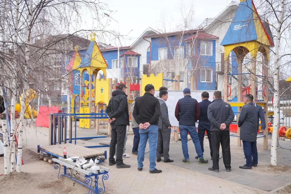 Сегодня во время рабочего объезда по городу осмотрели место работ на популярной игровой площадке возле озера Талое, известной как «площадка Водяновой» Сегодня во время рабочего объезда по городу осмотрели место работ на популярной игровой площадке возле озера Талое, известной как «площадка Водяновой»