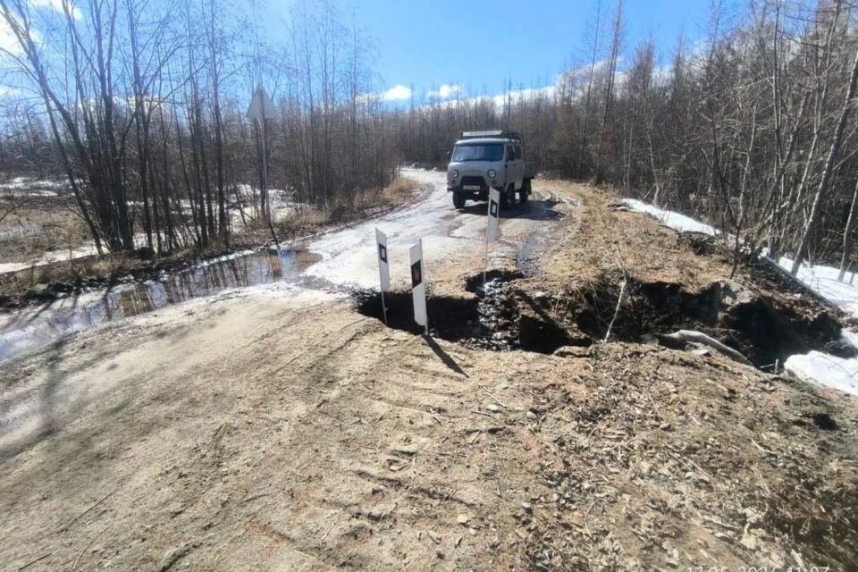 На двух региональных дорогах в Якутии затруднен проезд из-за воды