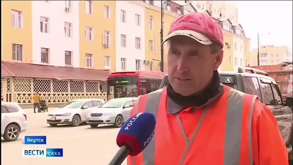 В Якутске продолжается мытье автобусных остановок
