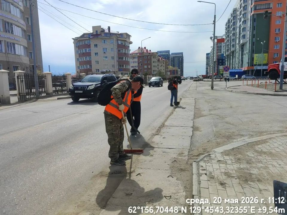 Очистка и подготовка к вывозу с прибордюрной части дорог, ул. Ларионова