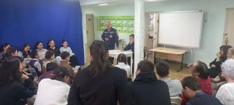 Паводок кэмигэр лэлии кэлбит Служба спасения РС(Я) лэиттэрэ спх орто оскуолатыгар кылаас чааыгар ыалдьыттаатылар