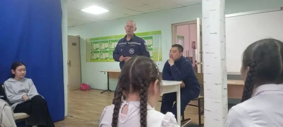 Паводок кэмигэр лэлии кэлбит Служба спасения РС(Я) лэиттэрэ спх орто оскуолатыгар кылаас чааыгар ыалдьыттаатылар Паводок кэмигэр лэлии кэлбит Служба спасения РС(Я) лэиттэрэ спх орто оскуолатыгар кылаас чааыгар ыалдьыттаатылар