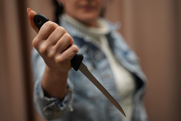 Якутянка вонзила нож в спину приятелю из-за ревности