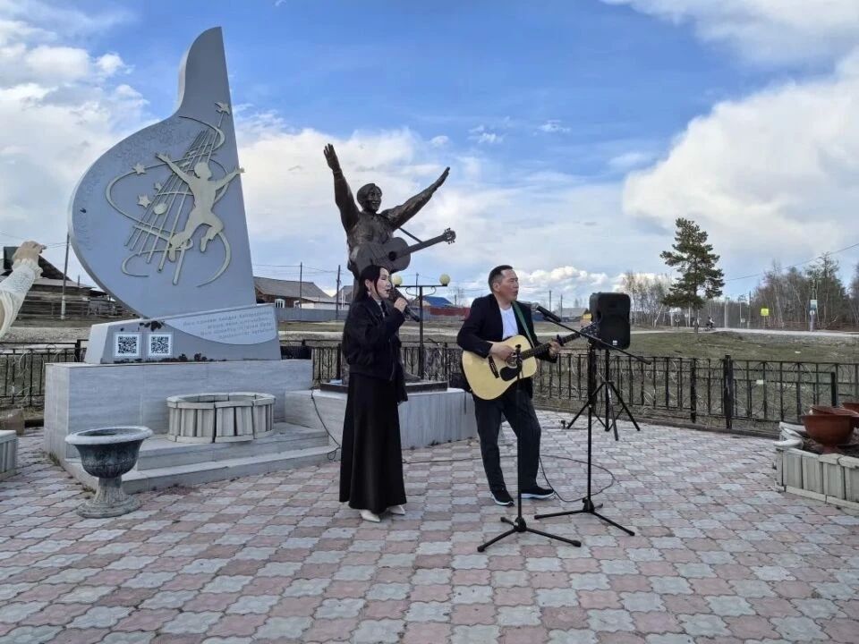 В Улахан-Ане в День песни исполнили авторские хиты Айыы Уола В Улахан-Ане в День песни исполнили авторские хиты Айыы Уола