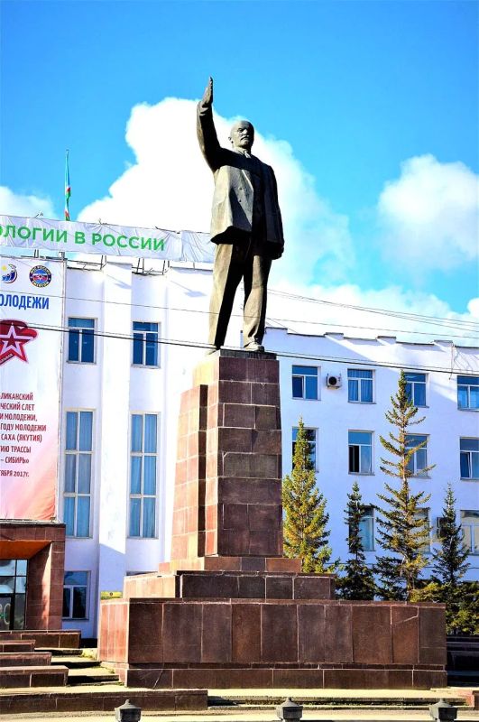 А судьи кто? Кто покусился на гения человечества Владимира Ильича Ленина? Народ должен запомнить их имена (и это останется в истории, их потомки будут стыдится за подобное деяние!)