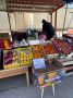 Продавцы фруктов и овощей на Крестьянском рынке вышли на улицу