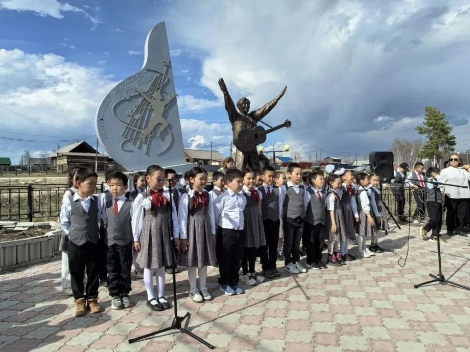 В Улахан-Ане в День песни исполнили авторские хиты Айыы Уола
