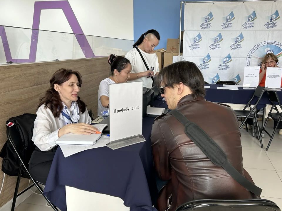 Пообщался с работодателями и участниками специальной военной операции на Едином дне трудоустройства «В кругу СВОих» Пообщался с работодателями и участниками специальной военной операции на Едином дне трудоустройства «В кругу СВОих»