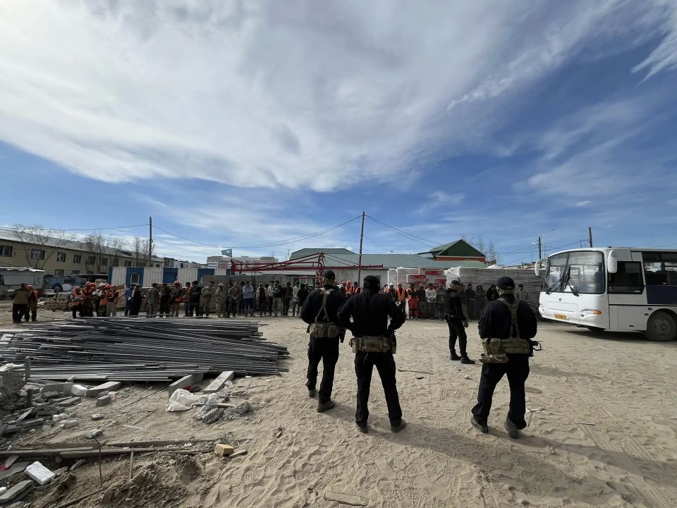 В Якутске миграционная полиция выявила 29 мигрантов, работавших на стройке без трудовых договоров В Якутске миграционная полиция выявила 29 мигрантов, работавших на стройке без трудовых договоров